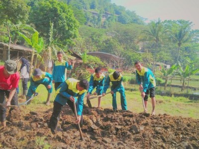 Kegiatan Praktik di Lahan Sipatahunan
